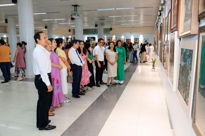 Đông đảo đại biểu, giảng viên, họa sĩ, giáo viên, sinh viên và những người yêu nghệ thuật tham quan triển lãm.