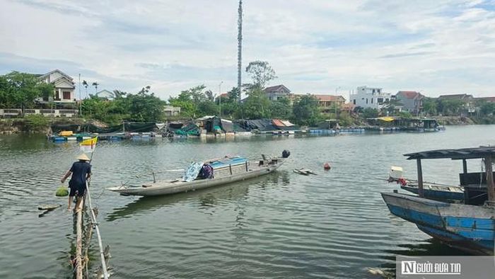 Tại thôn Cồn Sẻ, có khoảng 40 hộ dân nuôi cá lồng trên sông.