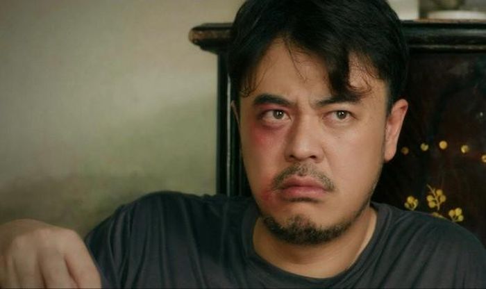 Tuấn Tú đóng vai gã chồng bặm trợn, vũ phu. Ảnh: ĐPCC.