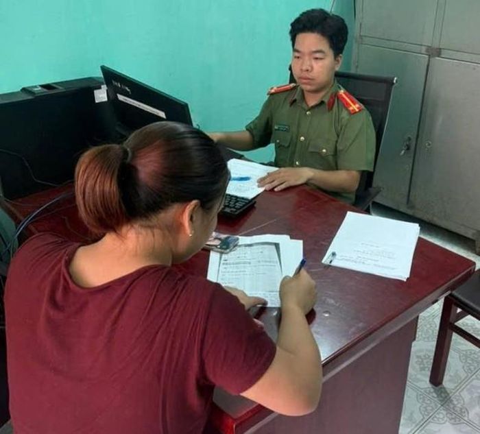 Chị T.T.C. làm việc tại Công an xã Nam Tiền Hải. Ảnh: Công an tỉnh Hưng Yên.