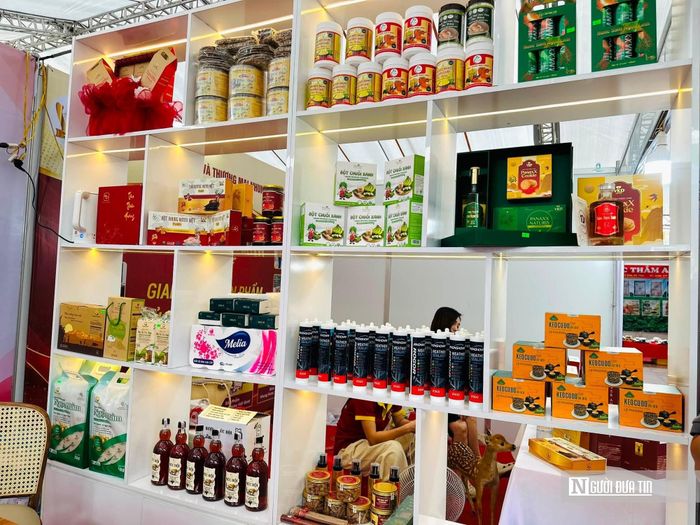 Hơn 300 gian hàng chính thức tham gia hội chợ sản phẩm công nghiệp nông thôn.