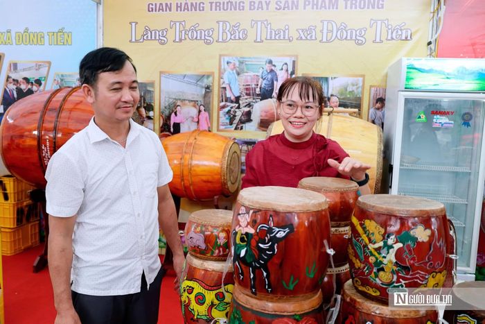Làng nghề làm trống Bắc Thai trăm năm tuổi ở Hà Tĩnh là một trong những sản phẩm nổi bật tham gia hội chợ.