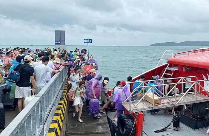 Tp. Hải Phòng chỉ đạo tạm dừng các hoạt động du lịch, vui chơi giải trí trên biển, đảo do ảnh hưởng của bão.