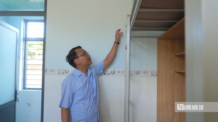 Ông Đặng Hồng Sỹ - Phó Bí thư Thường trực Tỉnh ủy Lâm Đồng - kiểm tra ký túc xá của trường.