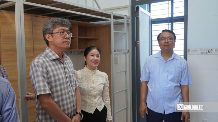 Ông Đặng Hồng Sỹ - Phó Bí thư Thường trực Tỉnh ủy Lâm Đồng; ông Nguyễn Minh - Phó Chủ tịch UBND tỉnh và Giám đốc Sở Giáo dục và Đào tạo Lê Thị Bích Liên kiểm tra thực tế tại trường.