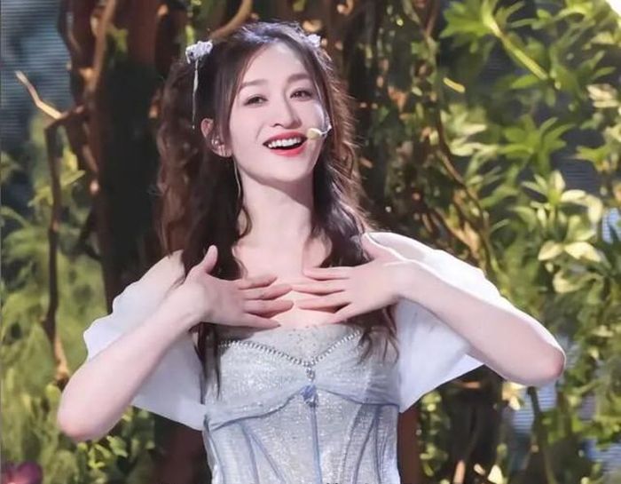 Lý Tiểu Nhiễm "cưa sừng" cực ngọt trên sân khấu Công diễn 1 của Tỷ tỷ đạp gió rẽ sóng 2026. (Ảnh: baijiahao).