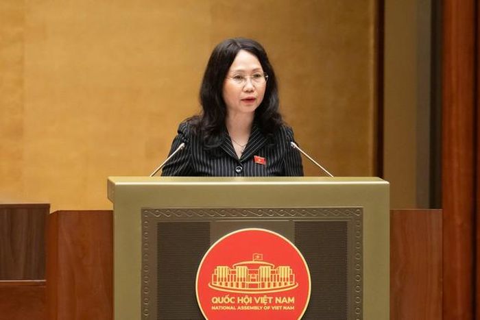 Bộ trưởng Bộ Văn hoá, Thể thao và Du lịch Lâm Thị Phương Thanh trình bày tờ trình (Ảnh: Media Quốc hội).