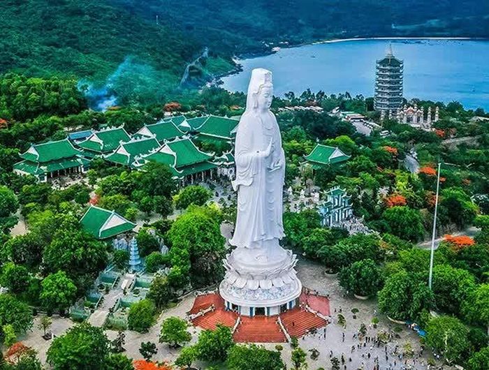 Chùa Linh Ứng Bãi Bụt (bán đảo Sơn Trà) là một trong 714 "điểm chạm" vào vòng bình chọn "Top 100 điểm chạm Đà Nẵng".