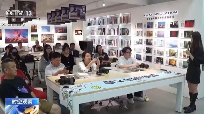 Hướng dẫn khách thuê cách sử dụng đồ thuê. Ảnh: CCTV.