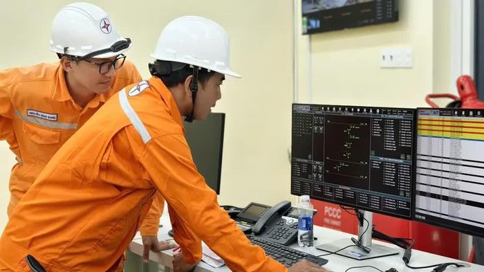 Nhân viên EVNSPC kiểm tra thông số các thiết bị trước khi đóng điện