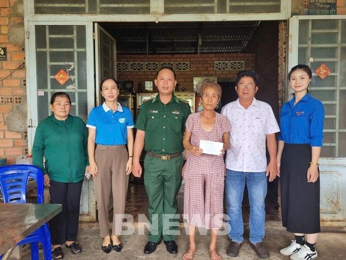 Tặng quà cho người dân khu vực biên giới, có hoàn cảnh khó khăn trên địa bàn tỉnh Tây Ninh. Ảnh: Thanh Tân-TTXVN