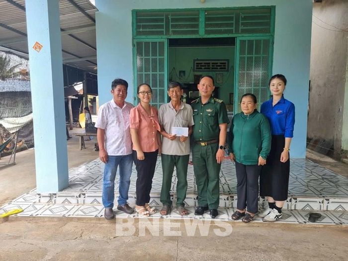 Tặng quà cho người dân khu vực biên giới, có hoàn cảnh khó khăn trên địa bàn tỉnh Tây Ninh. Ảnh: Thanh Tân-TTXVN