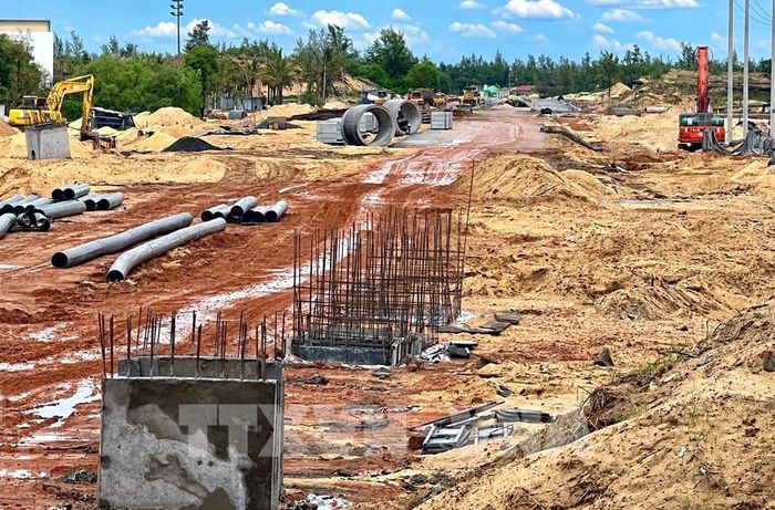 Các nhà thầu tập trung đẩy nhanh tiến độ thi công hoàn thiện đoạn 1,5km đường đầu cầu phía Đông đưa công trình vào sử dụng. Ảnh: Nguyên Linh-TTXVN