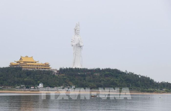 Người dân cào Don khu vực hạ nguồn sông Trà Khúc. Ảnh: Phạm Cường-TTXVN