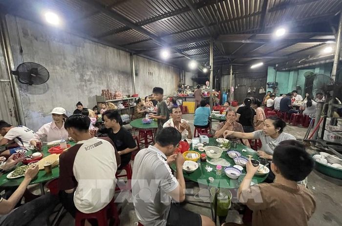 Người dân và du khách thưởng thức các món ăn từ Don. Ảnh: Phạm Cường-TTXVN