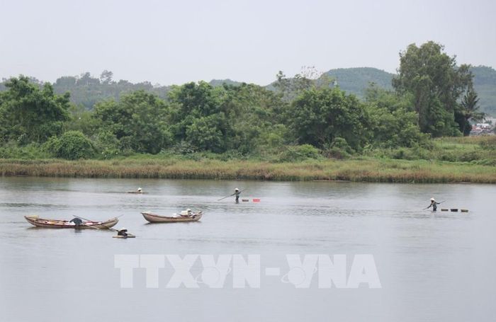 Nghề cào Don nơi hạ nguồn sông Trà Khúc đã gắn bó với người dân hai xã An Phú, Tịnh Khê từ lâu. Ảnh: Phạm Cường-TTXVN