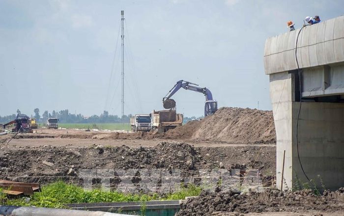 Phương tiện, máy móc thi công gói thầu số 1 Dự án thành phần 2, cao tốc Châu Đốc - Cần Thơ - Sóc Trăng. Ảnh: Thanh Liêm - TTXVN