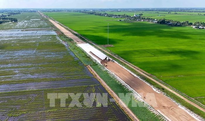 Dự án thành phần 2, cao tốc Châu Đốc - Cần Thơ - Sóc Trăng đoạn qua thành phố Cần Thơ có tổng nhu cầu cát khoảng hơn 5,1 triệu m3. Ảnh: Thanh Liêm - TTXVN