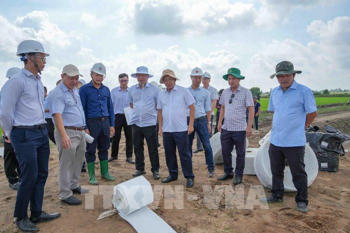 Phó Chủ tịch Thường trực UBND thành phố Cần Thơ Lê Công Lý yêu cầu chủ đầu tư, các nhà thầu tiếp tục tập trung cao độ cho công tác thi công cao tốc Châu Đốc - Cần Thơ - Sóc Trăng. Ảnh: Thanh Liêm - TTXVN