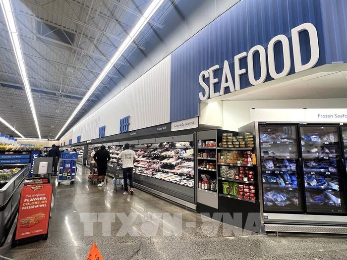 Khách hàng mua sắm tại khu vực thực phẩm tươi sống của siêu thị Walmart ở thủ đô Washington D.C. Ảnh: Đoàn Hùng - P/v TTXVN tại Mỹ 
