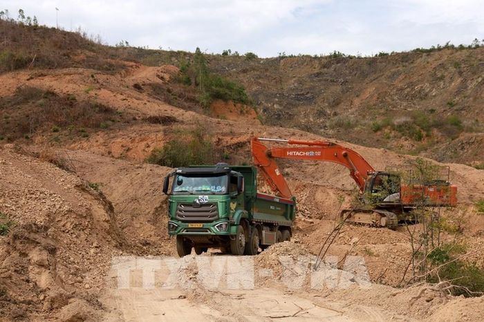 Mỏ đất tại thôn Xuân Tây (xã Vạn Hưng) được khai thác theo cơ chế đặc thù phục vụ các dự án đầu tư công. Ảnh: Xuân Triệu - TTXVN