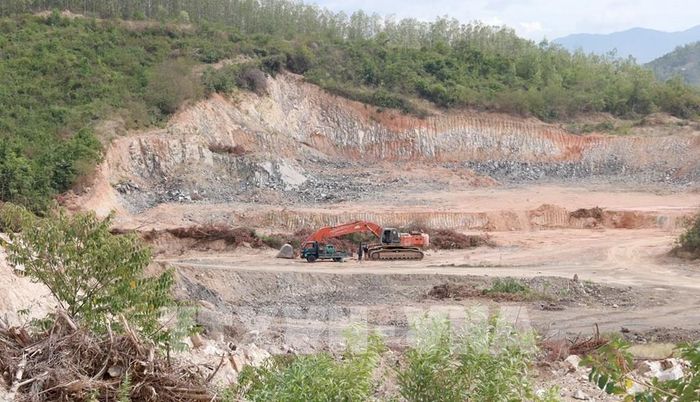 Mỏ đất tại thôn Xuân Vinh (xã Vạn Hưng) được khai thác theo cơ chế đặc thù phục vụ các dự án đầu tư công. Ảnh: Xuân Triệu - TTXVN