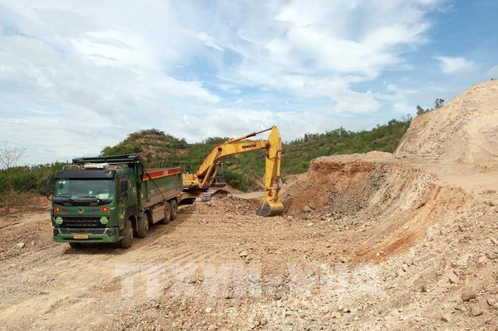 Mỏ đất tại thôn Xuân Vinh (xã Vạn Hưng) được khai thác theo cơ chế đặc thù phục vụ các dự án đầu tư công. Ảnh: Xuân Triệu - TTXVN 