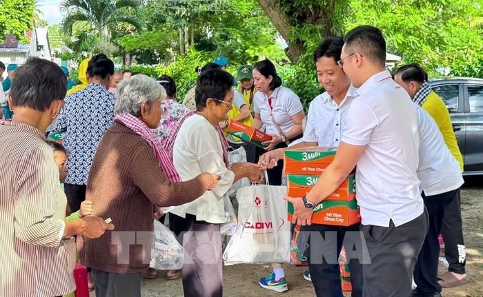 Trao quà hỗ trợ các gia đình đồng bào dân tộc Khmer xã Ô Lâm, An Giang có hoàn cảnh khó khăn. Ảnh: Thanh Sang- TTXVN