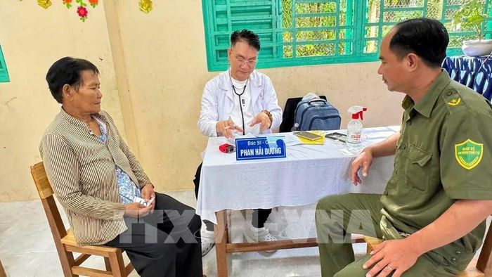 Đồng bào dân tộc Khmer xã Ô Lâm, An Giang được các y bác sĩ khám bệnh, kiểm tra sức khỏe miễn phí. Ảnh: Thanh Sang- TTXVN