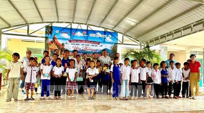 Trao quà, dụng cụ học tập cho học sinh Khmer xã Ô Lâm, An Giang trước thềm năm học mới. Ảnh: Thanh Sang- TTXVN