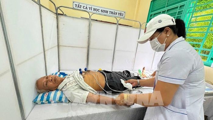 Người dân được đo huyết áp và kiểm tra sức khỏe. Ảnh: Thanh Sang- TTXVN