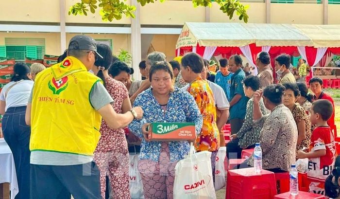 Trao quà hỗ trợ các gia đình đồng bào dân tộc Khmer xã Ô Lâm, An Giang có hoàn cảnh khó khăn. Ảnh: Thanh Sang- TTXVN