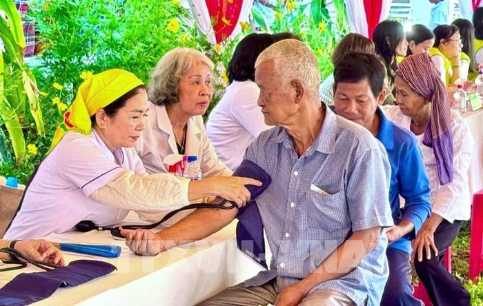 Đồng bào dân tộc Khmer xã Ô Lâm, An Giang, được các y bác sĩ khám bệnh, kiểm tra sức khỏe miễn phí. Ảnh: Thanh Sang- TTXVN