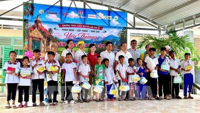 Trao quà, dụng cụ học tập cho học sinh Khmer xã Ô Lâm, An Giang trước thềm năm học mới. Ảnh: Thanh Sang- TTXVN