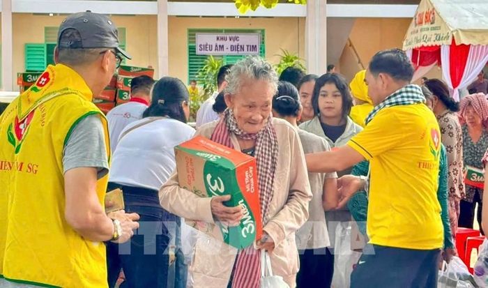 Trao quà hỗ trợ các gia đình đồng bào dân tộc Khmer xã Ô Lâm, An Giang có hoàn cảnh khó khăn. Ảnh: Thanh Sang- TTXVN
