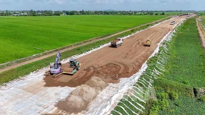 Cát san lấp được đưa đến vị trí thi công nền đường gói thầu số 1, dự án thành phần 2, cao tốc Châu Đốc - Cần Thơ - Sóc Trăng đoạn qua xã Thạnh Quới, thành phố Cần Thơ. Ảnh: Thanh Liêm - TTXVN