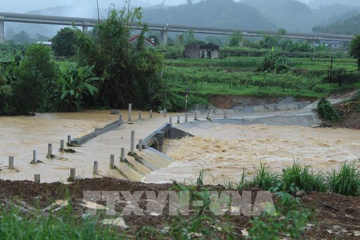 Nước suối dâng cao qua ngầm tràn khu vực xã Nhân Lý, tỉnh Lạng Sơn. Ảnh: Quang Duy – TTXVN