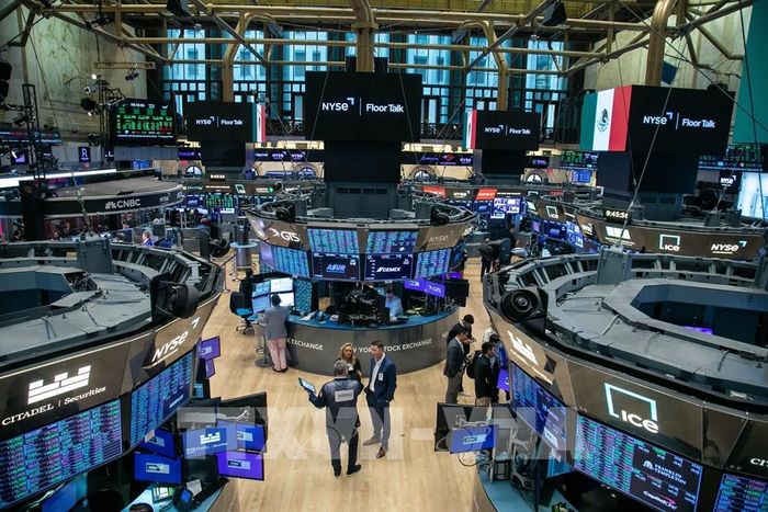 Giao dịch viên tại Sàn chứng khoán New York, Mỹ. Ảnh: THX/TTXVN phát