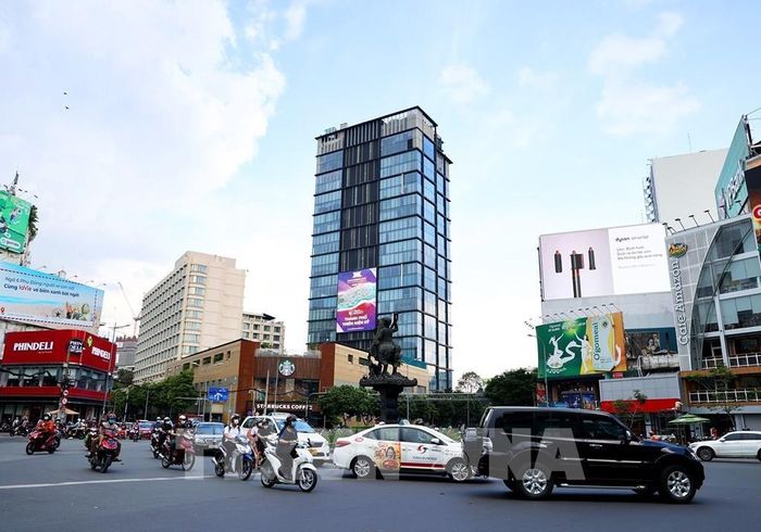 Khu vực ngã sáu Phù Đổng, phường Bến Thành (trung tâm Quận 1) tập trung nhiều cao ốc cho thuê văn phòng. Ảnh: Hồng Đạt - TTXVN