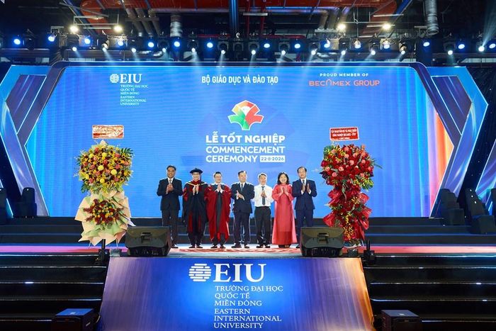 Lãnh đạo Tp. Hồ Chí Minh và Tập đoàn Becamex tặng lẵng hoa chúc mừng Trường Đại học Quốc tế Miền Đông