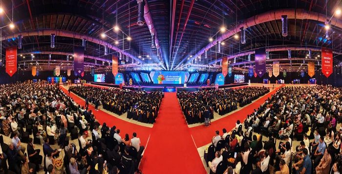 Quang cảnh lễ tốt nghiệp của EIU