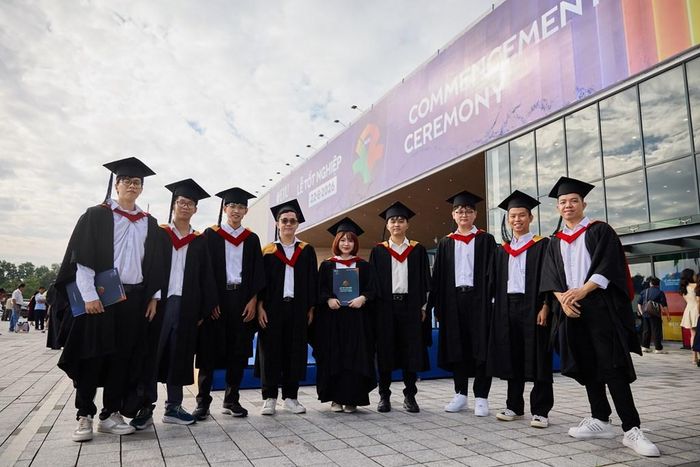 Các tân cử nhân của EIU