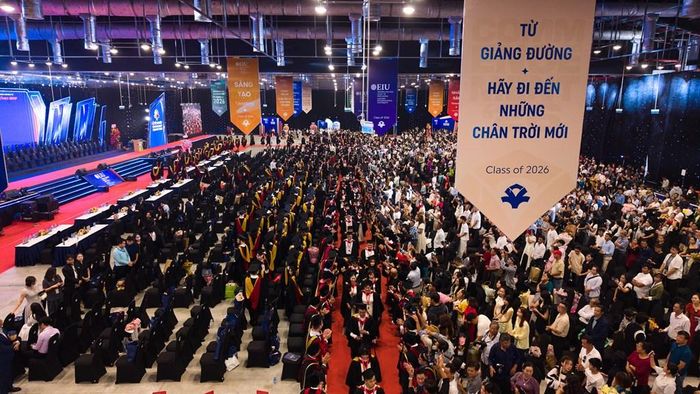 Quang cảnh lễ tốt nghiệp của EIU