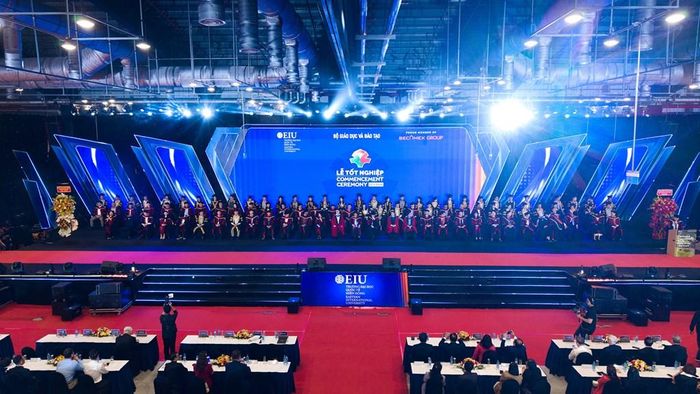 Quang cảnh lễ tốt nghiệp của EIU