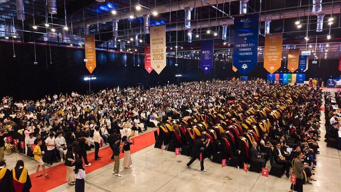 Quang cảnh lễ tốt nghiệp của EIU