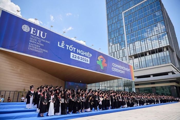 Quang cảnh lễ tốt nghiệp của EIU