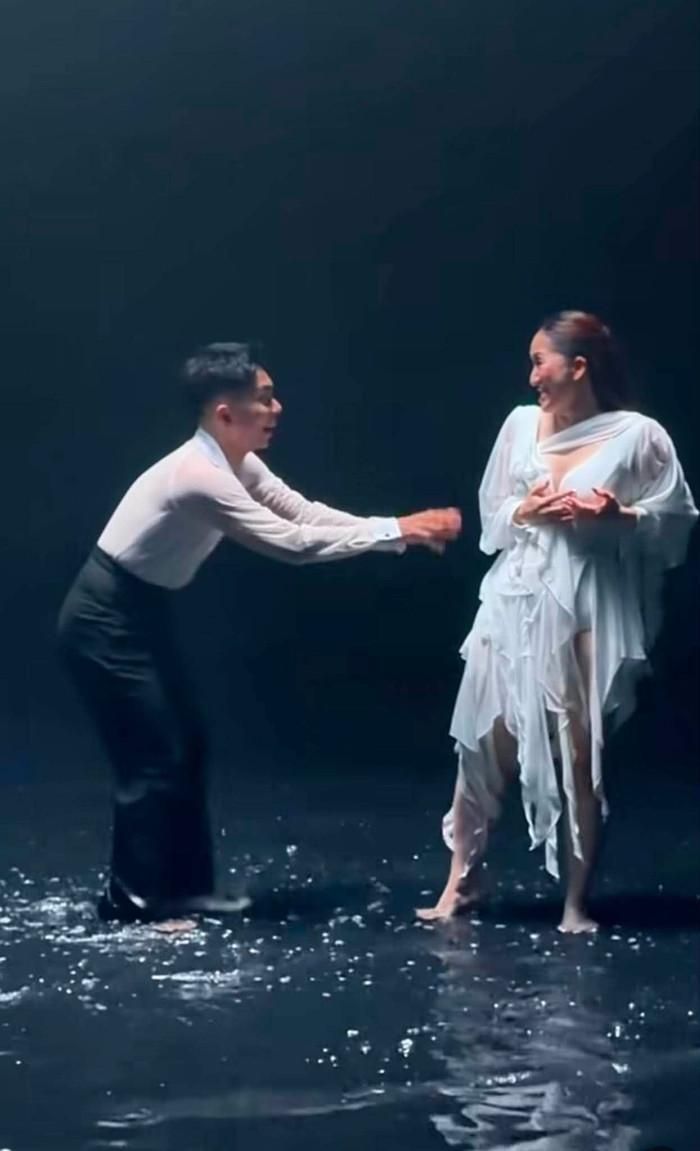 Khoảnh khắc hài hước khi Phan Hiển làm văng nước trúng Khánh Thi trong khi đang ghi hình.