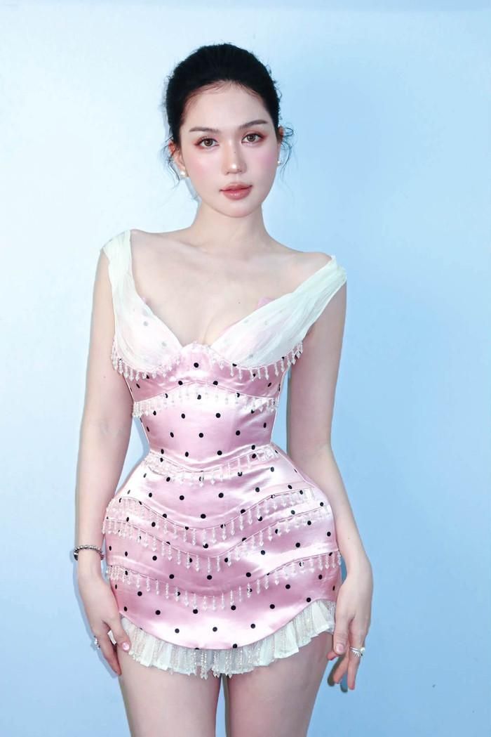 Ngọc Trinh khoe diện mạo quyến rũ cùng dòng trạng thái ngắn gọn về chuyện "yêu". (Ảnh: FBNV)