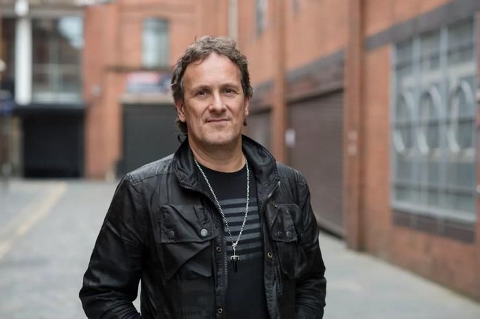 Vivian Campbell lần đầu được chẩn đoán mắc ung thư hạch Hodgkin vào năm 2013.