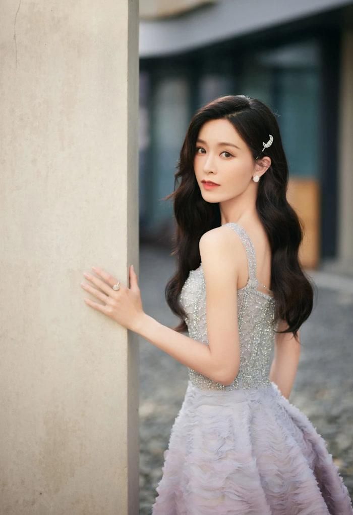 Văn Vịnh San mang phong cách sắc sảo đặc trưng của màn ảnh Hong Kong. Nữ diễn viên có đường nét rõ, khí chất sang trọng và khá linh hoạt trong việc chuyển đổi giữa hình tượng hiện đại và cổ trang. Cô từng góp mặt trong Xích Đạo và Hàn Chiến 2, những tác phẩm mang màu sắc hiện đại, hành động. Ở Moscow Hành Động hay Mất Tích Cô Ấy, Văn Vịnh San tiếp tục thử sức với những hình tượng có phần quyến rũ và phức tạp hơn. Qua nhiều dự án, cô dần mở rộng phạm vi vai diễn thay vì chỉ dựa vào lợi thế ngoại hình.